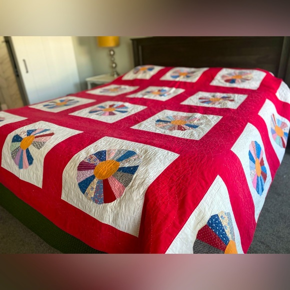 Vintage Dresden Plate Quilt Red & Beautiful 101”/95” well stitched❗️❗️